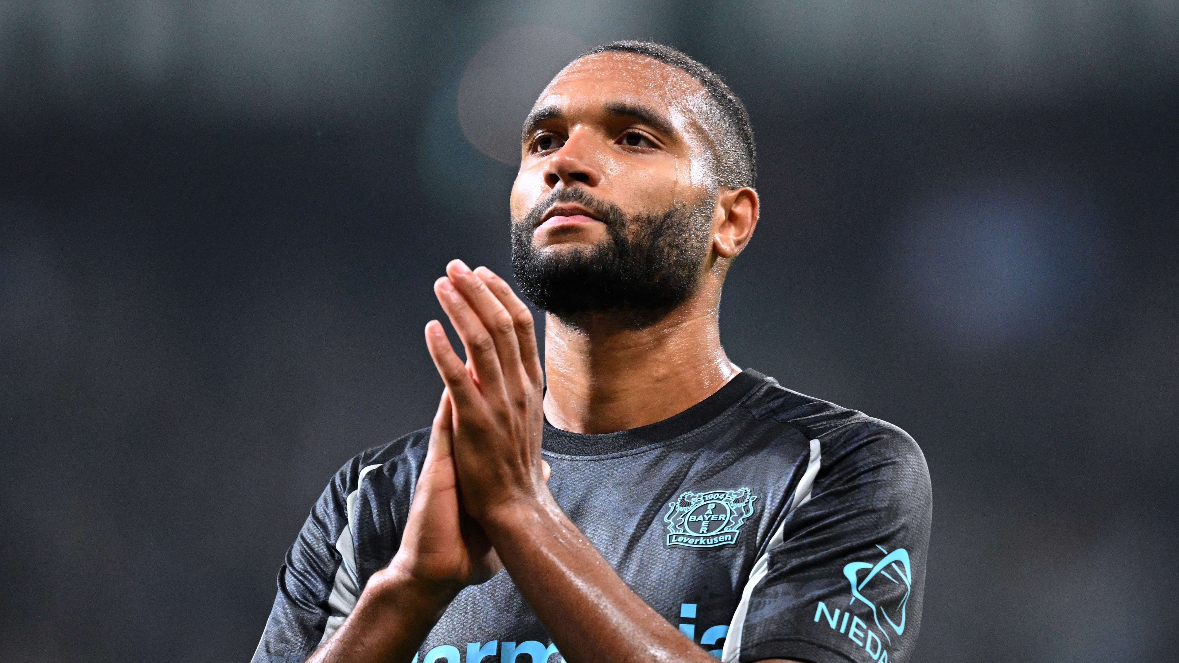 悉尼FC門將禁區外手球被主裁直紅罰下.